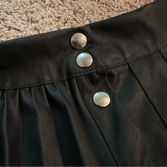 BOOHOO FAUX LEATHER PU PLEATED TENNIS MINI SKIRT SIZE 8UK 4US - Picture 5 of 10